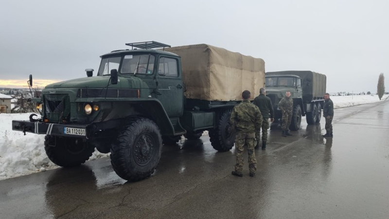 Военни и тежка техника помагат на бедстващи в община Две могили