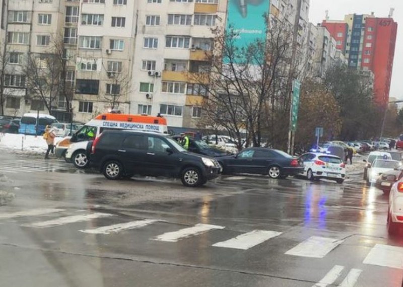 Коли се блъснаха на кръстовище в София, пристигна линейка