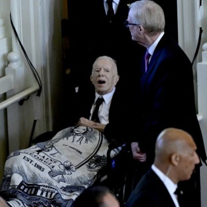 39 ият президент на Съединените щати Джими Картър присъства на панихида