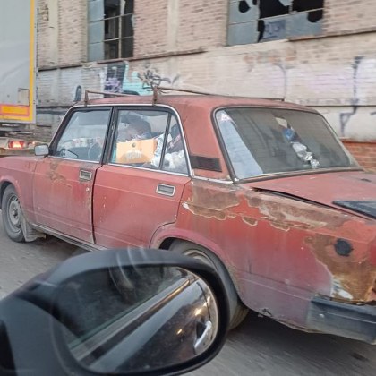 Старичка съветска кола проядена от ръжда забелязана по улиците на