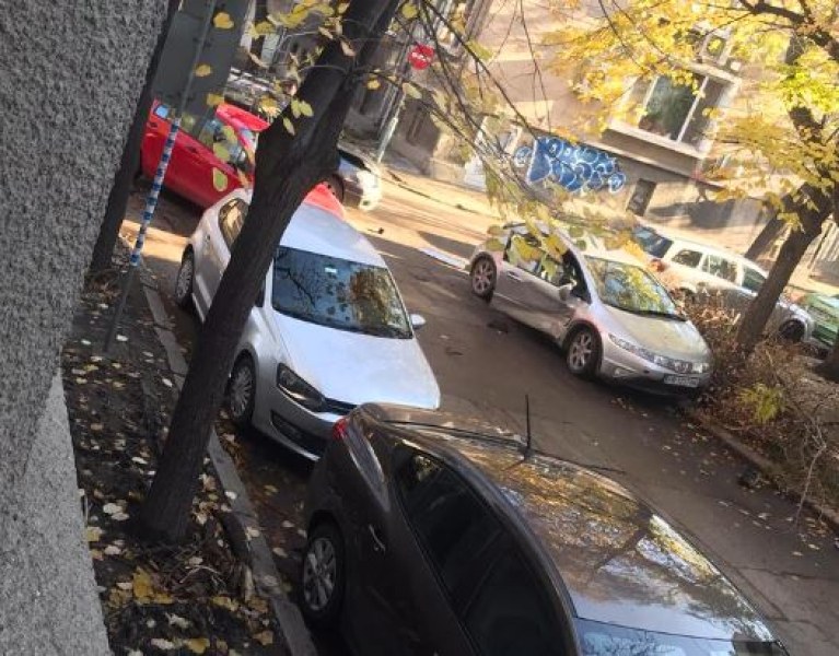 Две коли се блъснаха в Пловдив, шофьор е в болница СНИМКА