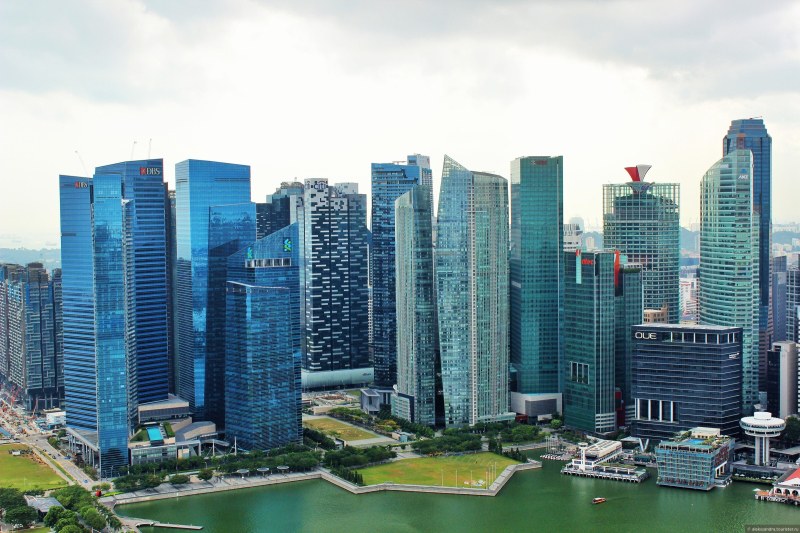 Гледан от рейдовата лодка, Сингапур е учебник по архитектурна геометрия