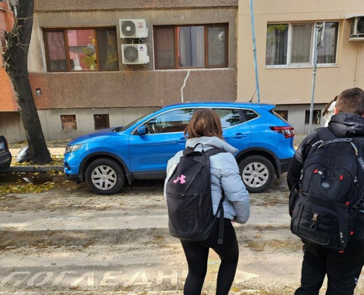 Паркиране в Пловдив успя да възмути местните жители.Водач със син