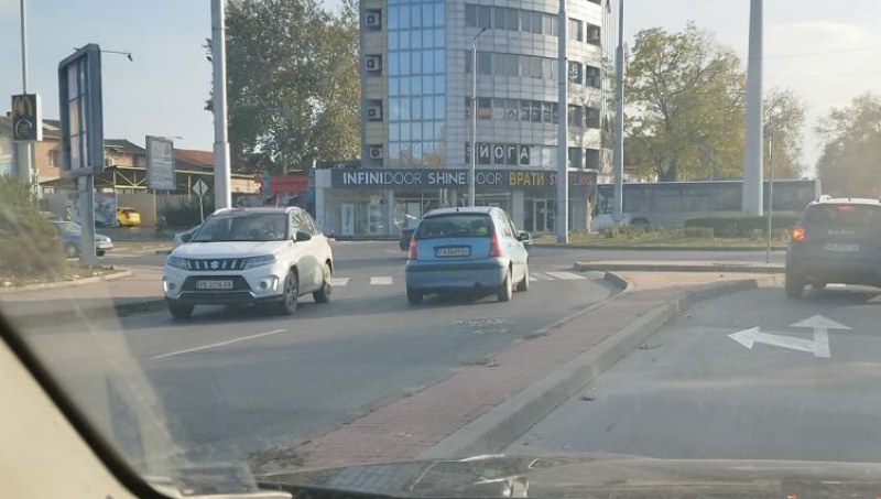 Кола влезе в насрещното на кръгово в Пловдив СНИМКА