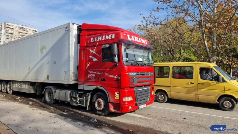 Шофьор на автомобил разби стъклото на македонски тираджия в Пловдив