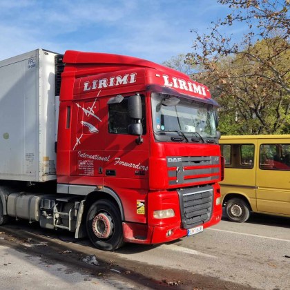 Шофьор на автомобил разби стъклото на македонски тираджия в Пловдив