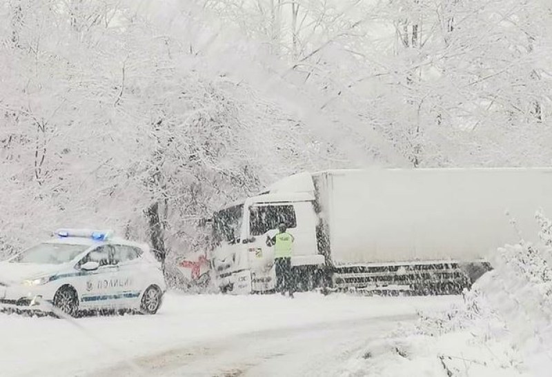 Полицията започва 24-часови дежурства на „Петрохан" заради камионите