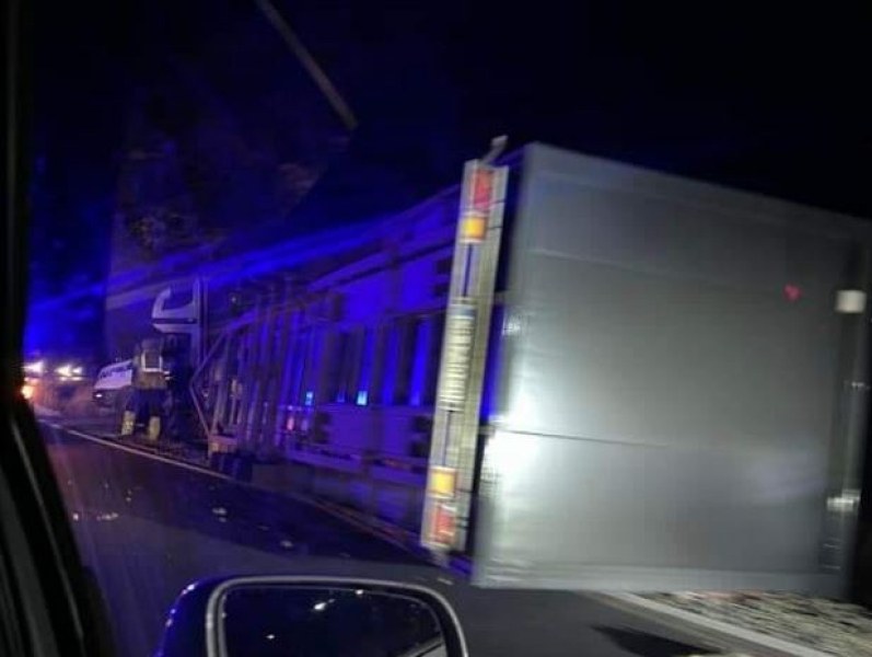 Камион се обърна на път в Ботевградско СНИМКА