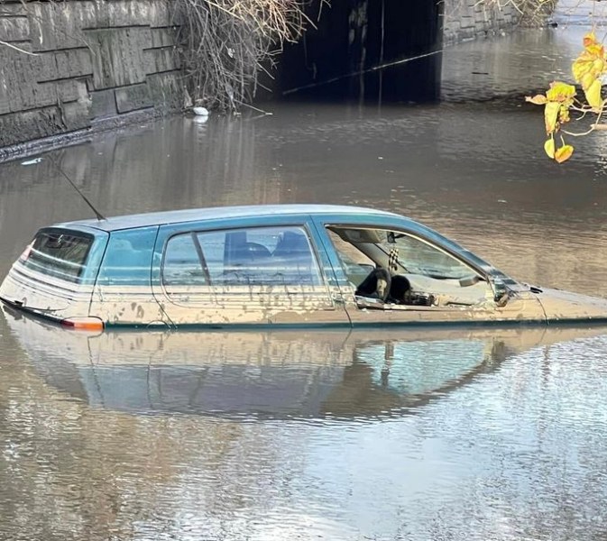 Шофьор успя да попадне във воден капан СНИМКИ