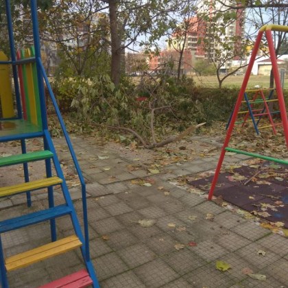 Пловдивчанин предупреди за опасност на детска площадка В квартал Тракия
