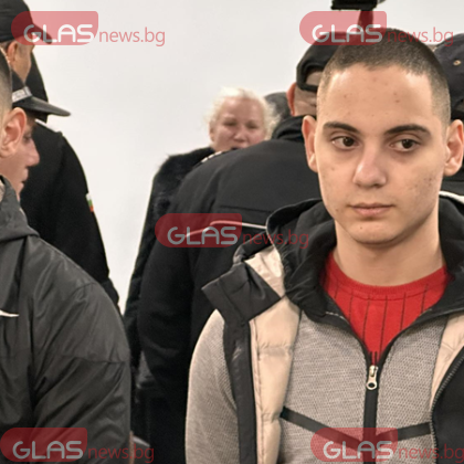 Двамата братя близнаци Борислав и Валентин Динкови влязоха в съдебната зала