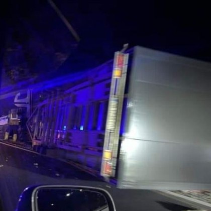 Инцидент с тежкотоварен автомобил в Ботевградско Камион се е обърнал