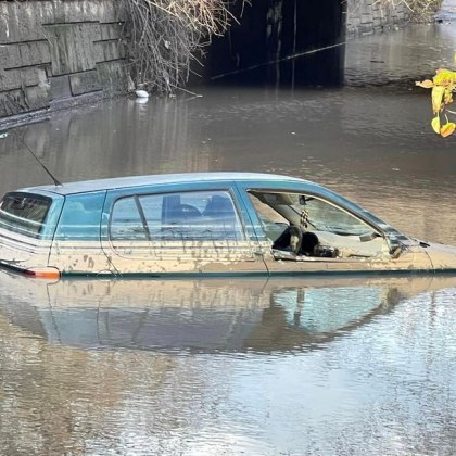 Необичаен инцидент във Варна Лек автомобил потънал в наводнен участък За