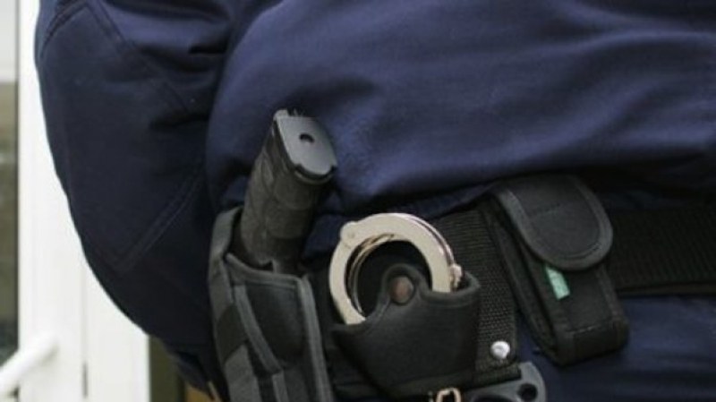 Психичноболен нападна трима полицаи в София