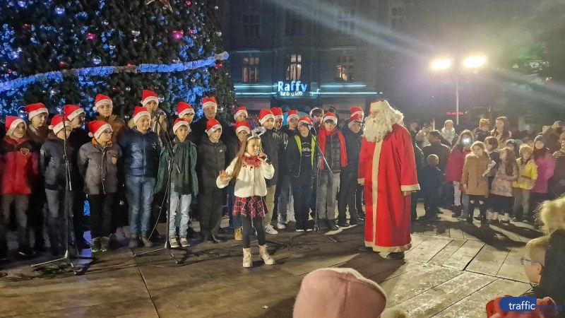 Светна елхата в Пловдив! Дядо Коледа се превърна в детектив, за да помогне на дете СНИМКИ