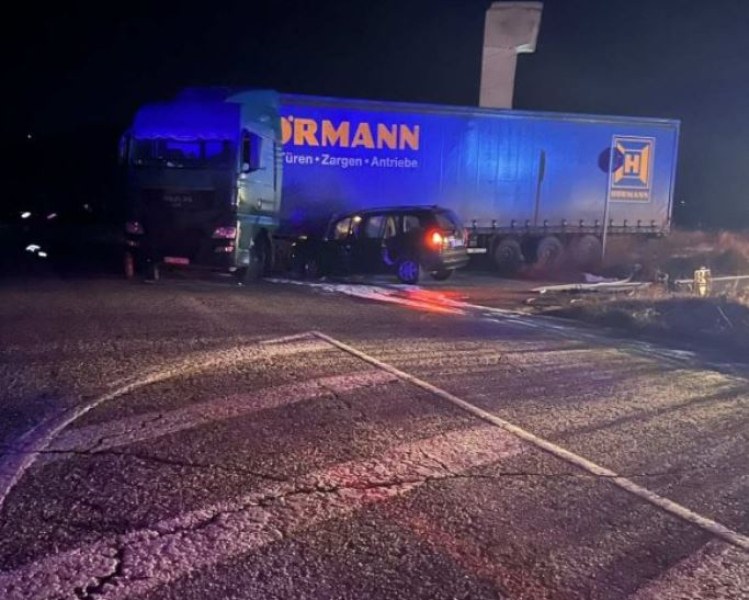 Загинаха двама в сблъсък между камион и кола СНИМКИ