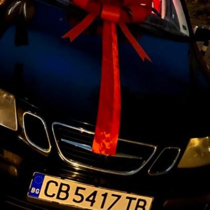 Благородно! Бизнес дама подарява автомобил за празниците