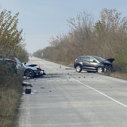 Катастрофа е станала днес до Пловдив Два леки автомобила са