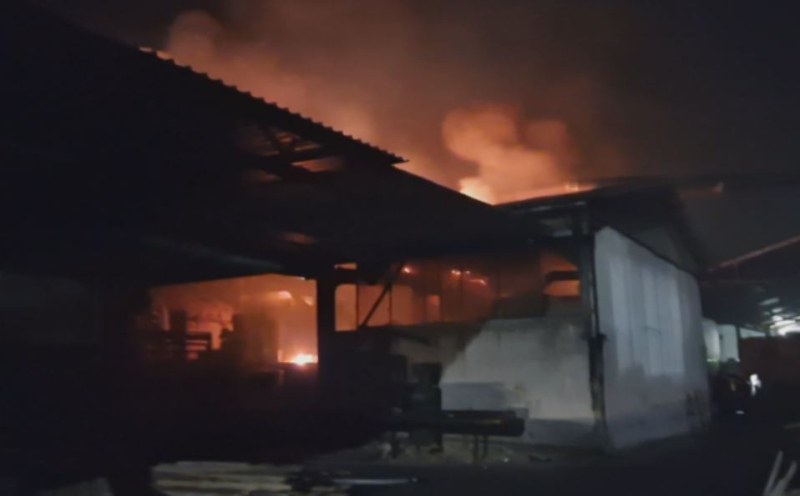 Пожар във фабриката за пелети в казанлъшкото село Дунавци.Огънят е