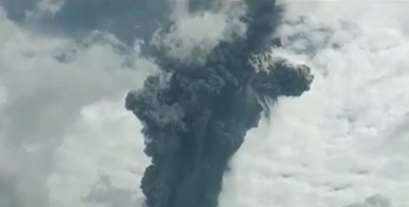 Вулканът Марапи в индонезийската провинция Западна Суматра изригна в неделя,