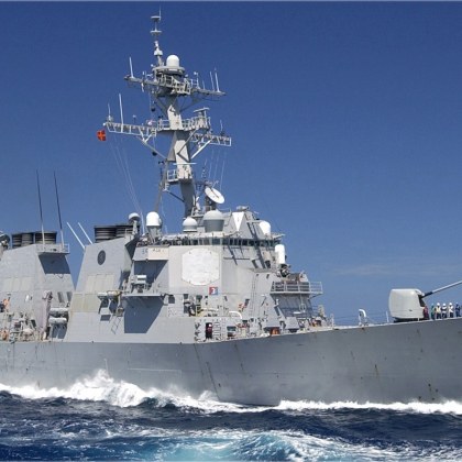 Американски боен кораб и два търговски са атакувани в Червено море от хусите