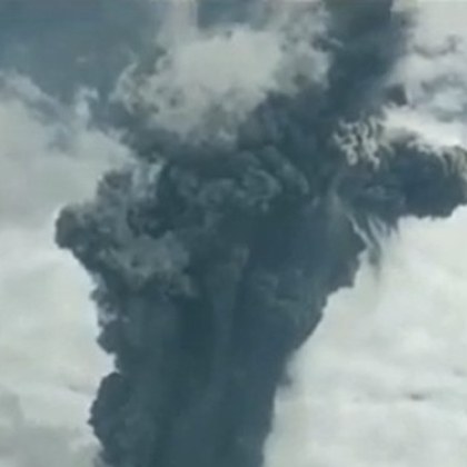 Вулканът Марапи в индонезийската провинция Западна Суматра изригна в неделя