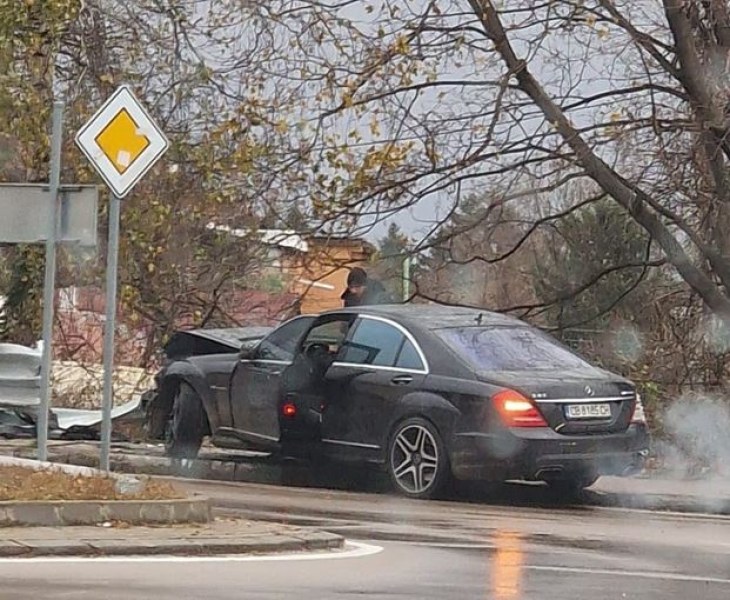 Мерцедес самокатастрофира в София, щетите са значителни СНИМКИ