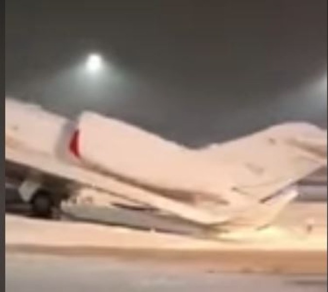 Снежна буря изправи самолет на опашката му ВИДЕО