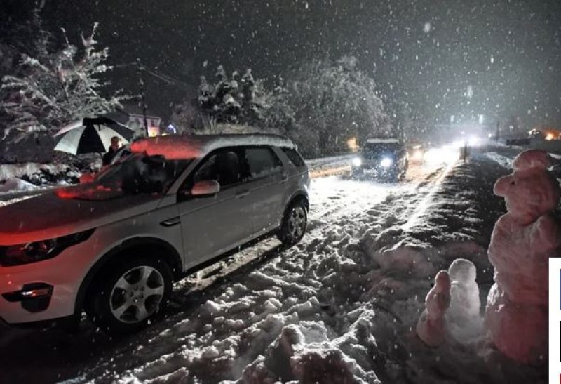Студ и сняг връхлетяха Обединеното кралство, блокирани са пътища СНИМКИ