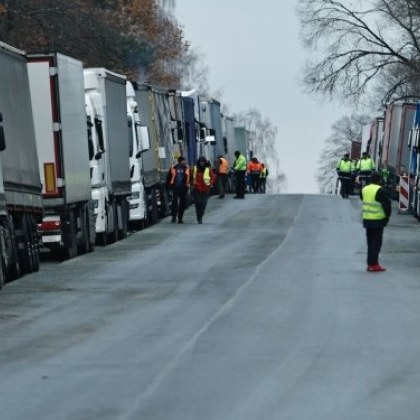 Полските власти подкрепят протестите на своите превозвачи на границата с Украйна и