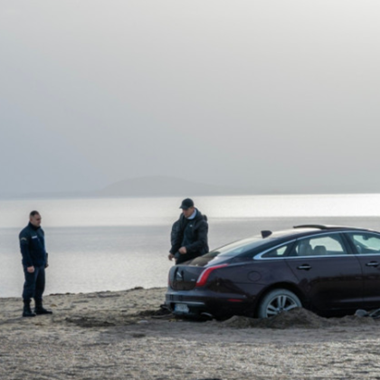 Луксозен автомобил затъна в пясъка на Северния плаж в Бургас  На следващия