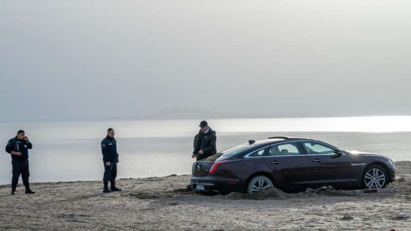 Луксозен автомобил затъна в пясъка на Северния плаж в Бургас. На следващия