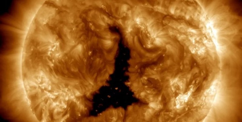 Бърз слънчев вятър прелетя от голяма дупка в Слънцето към Земята: дати на геомагнитната буря