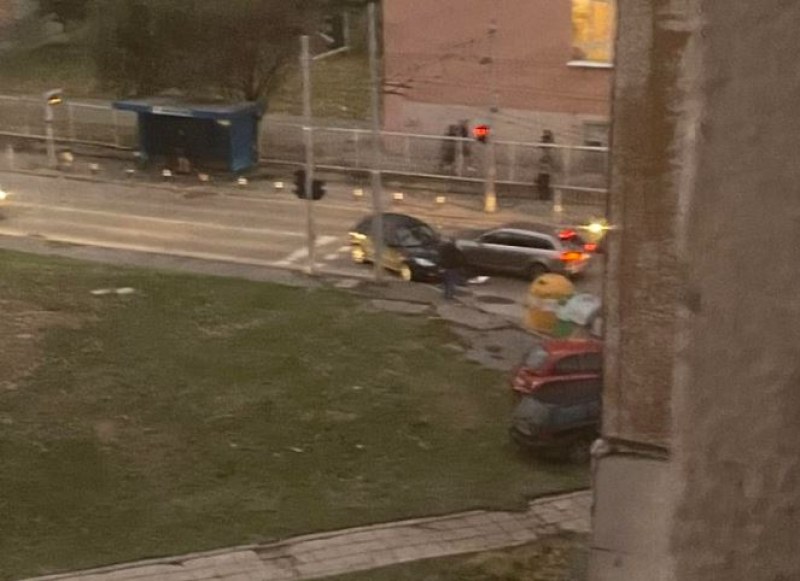 Две коли се блъснаха до столично училище СНИМКА