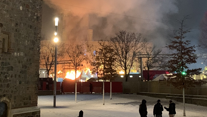 Пожар избухна на коледен базар в Берлин ВИДЕО