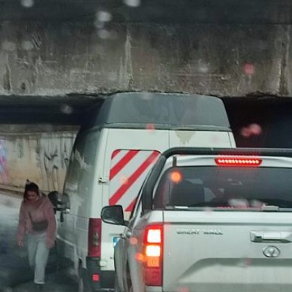 Бус се заклещи под мост в София Водачката на превозното