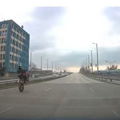 Опасно управление на мотор на една гума в Пловдив Моторист