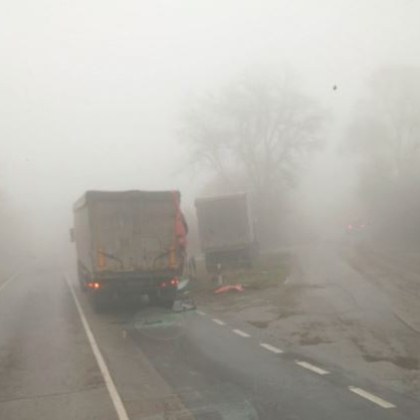 Тежката катастрофа между два камион затруднява движението по пътя Попово Бяла