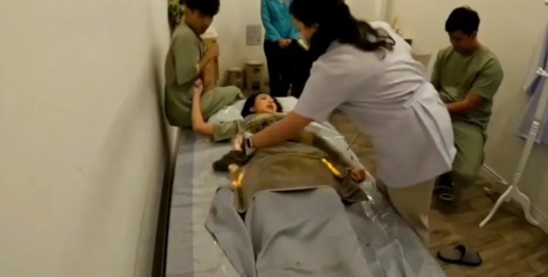 Посещението на жена в клиника в Банкок за сеанс на