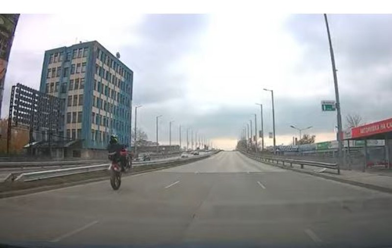 Моторист се фука в Пловдив, кара на задна гума  ВИДЕО