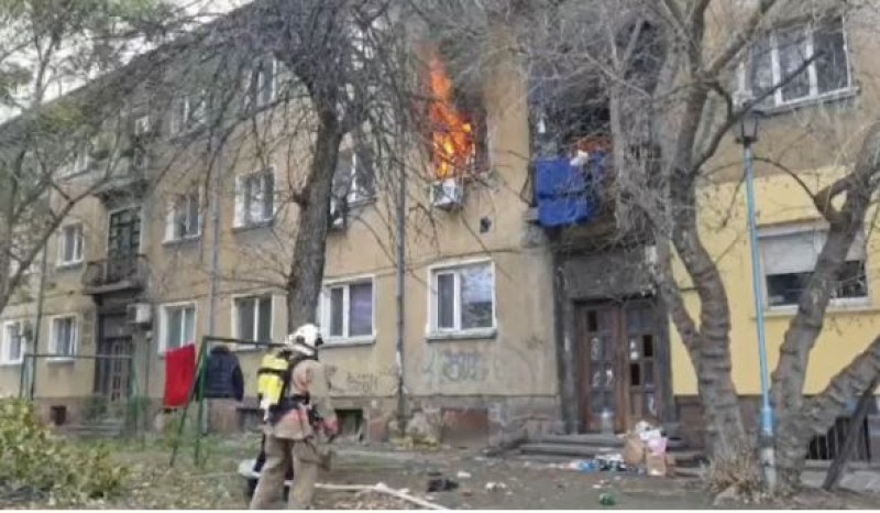 Пожар е избухнал в жилищна сграда в Пловдив. Три пожарни