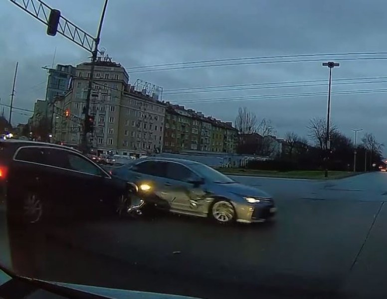Шофьор профуча на червено в София, отнесе предницата на кола ВИДЕО