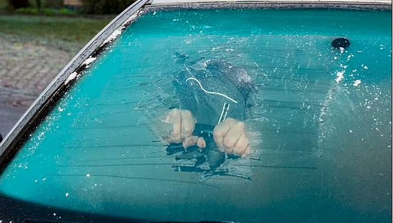 Жена показа лесен трик за размразяване на прозорците на кола за секунди  ВИДЕО