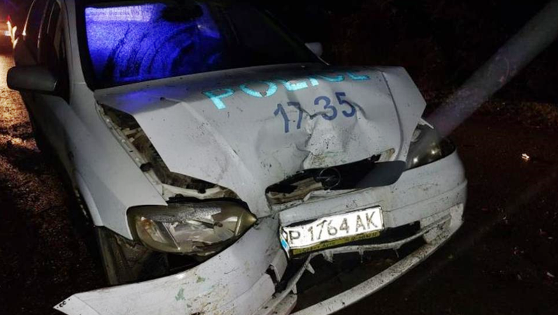 20-годишен предизвика катастрофа с полицейски автомобил в Разградско СНИМКИ