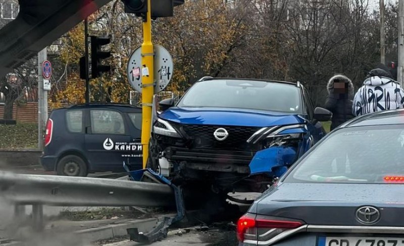 Кола се вряза в мантинела в София СНИМКА