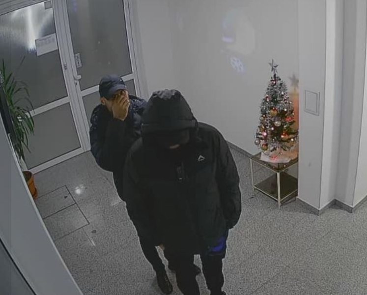 Мъже обикалят във вход на блок. Какво търсят там? СНИМКИ
