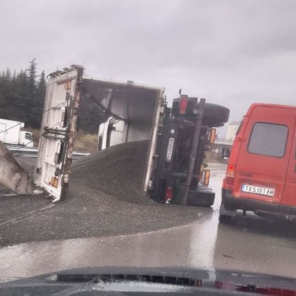 Пътен инцидент стана тази сутрин във Варна Камион превозващ слънчоглед