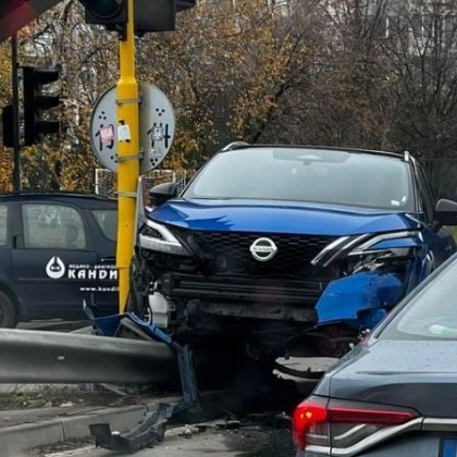 Катастрофа стана преди обяд днес в София Кола с марка