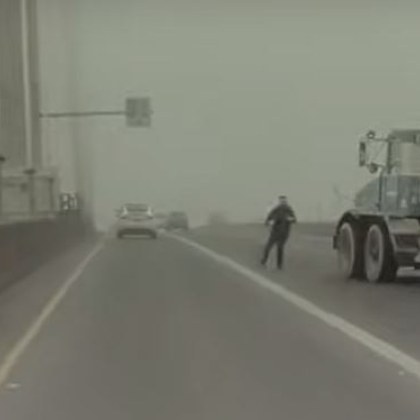 На косъм! Камион едва не прегази шофьор на пътя ВИДЕО
