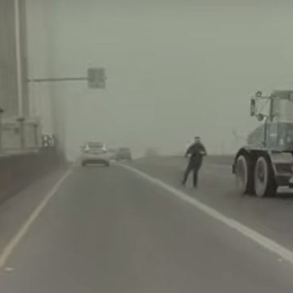 Камерата на шофьор засне инфарктна ситуация между камион и мъж